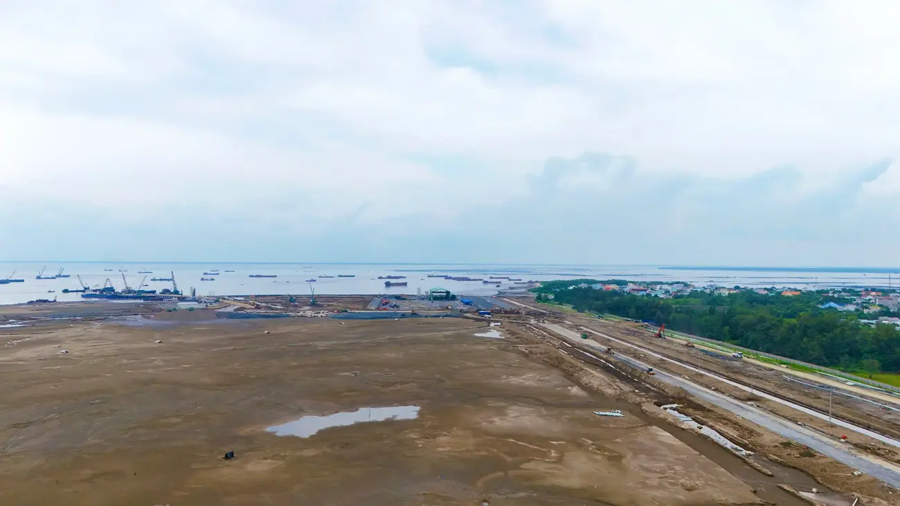 Công trường Vinhomes Green Paradise sau hơn 5 tháng khởi công, bơm cát và gia cố nền đất.