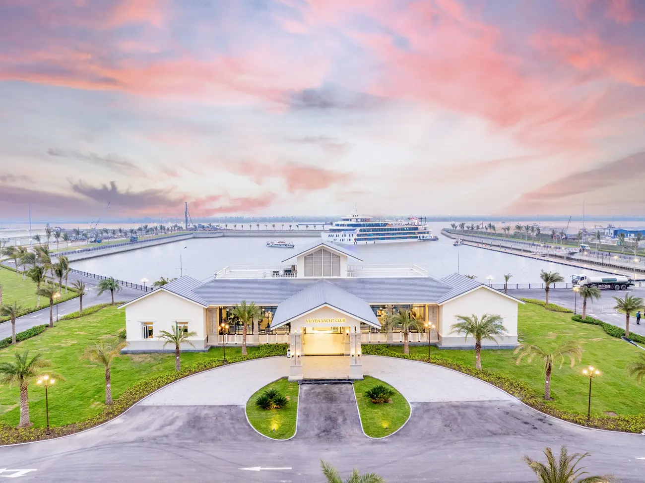 Khung cảnh yên bình và nét đẹp của bến du thuyền tại Vinhomes Green Paradise.