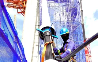 Công nhân đang lắp ráp cầu Phước An – một biểu tượng hạ tầng mới, mở lối liên kết chiến lược giữa TP.HCM và Cần Giờ.