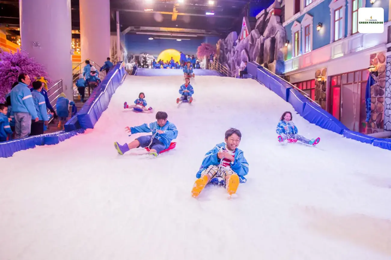 Trải nghiệm trượt tuyết tại Winter Wonderland Vinhomes Green Paradise – một điểm đến hấp dẫn quanh năm.